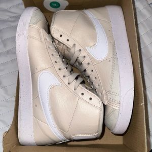 nike | women’s blazer mid ‘77 next nature white/cream/nude